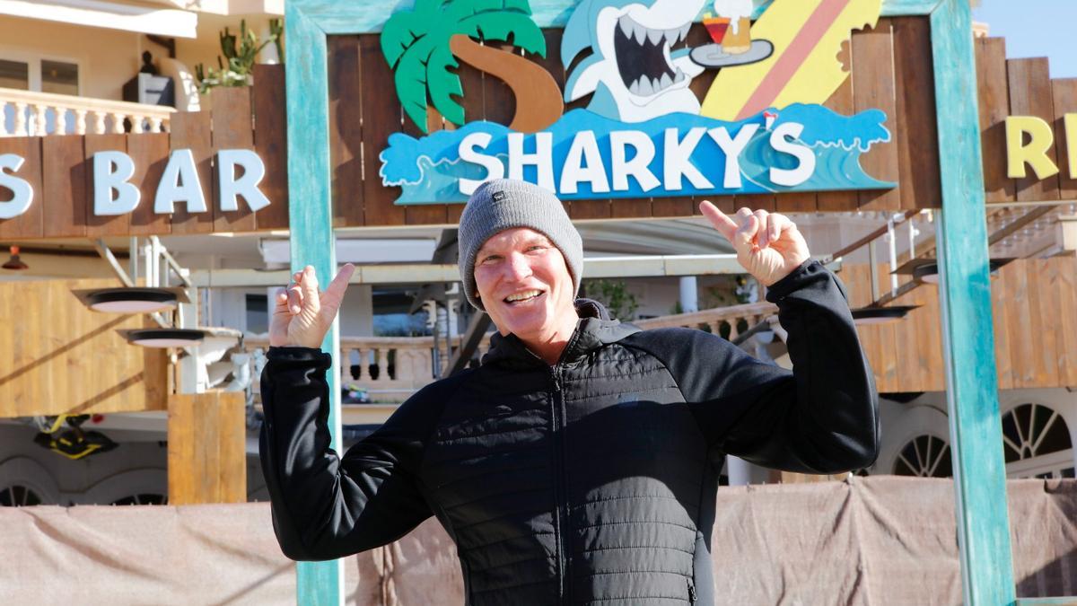 Steff Jerkel vor seinem Lokal Sharky`s bei einem MZ-Besuch im Winter.