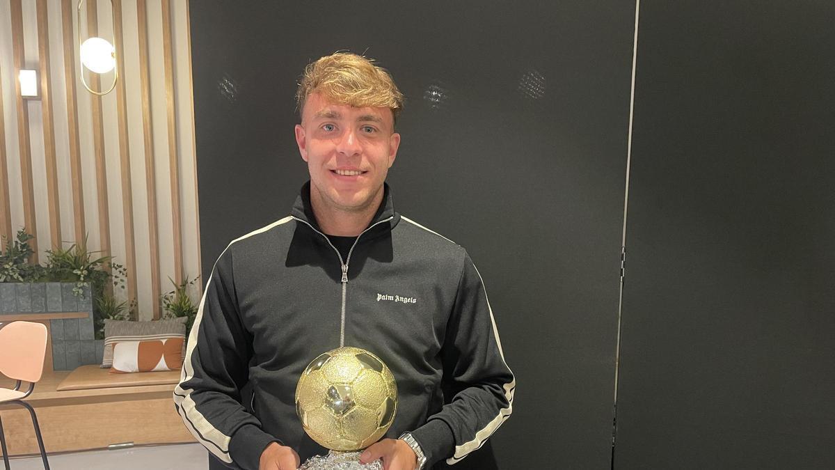 Elías Romero  posa con el Balón de Oro canario, ayer.