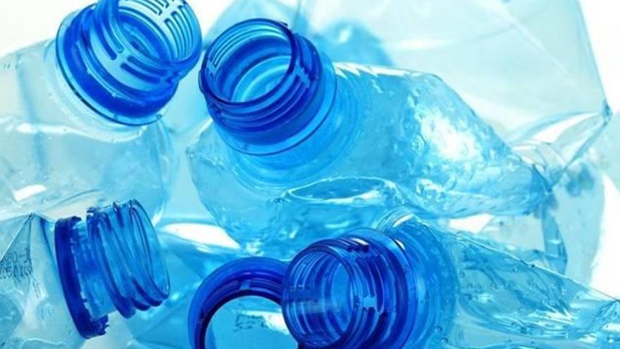 Cómo las botellas de plástico dañan nuestro medio ambiente