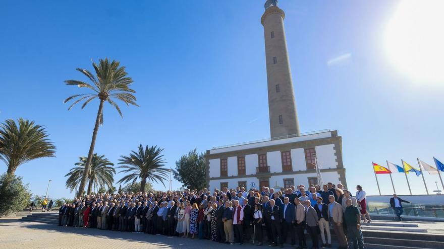 Foto de familia de todos los integrantes de la ceremonia del brindis navideño de la UD Las Palmas, que tuvo lugar en el Restaurante El Senador, ayer, delante del icónico Faro de Maspalomas. | | ANDRÉS CRUZ
