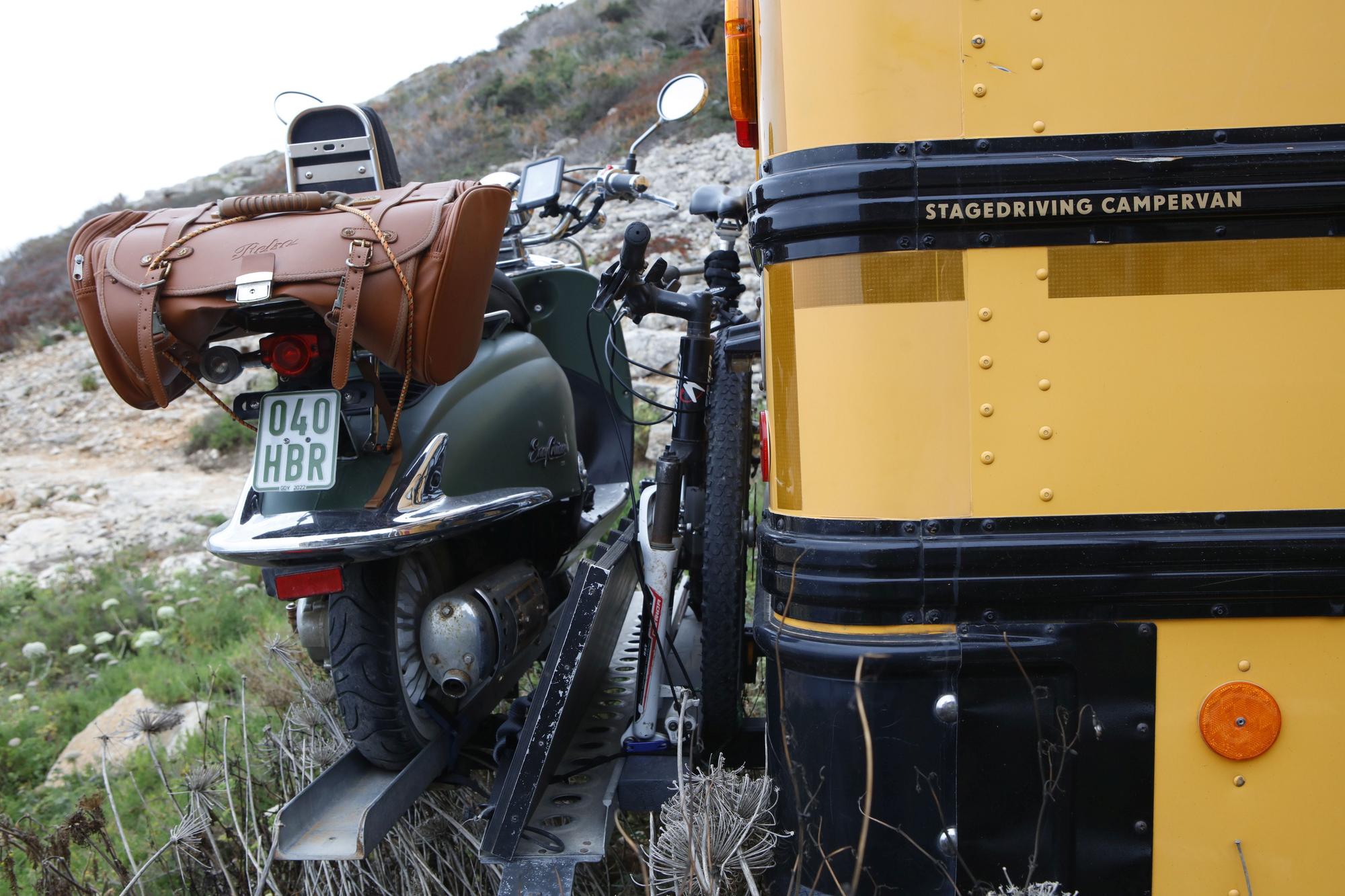 MIt einem zum Wohnwagen umgebauten Schulbus unterwegs auf Mallorca