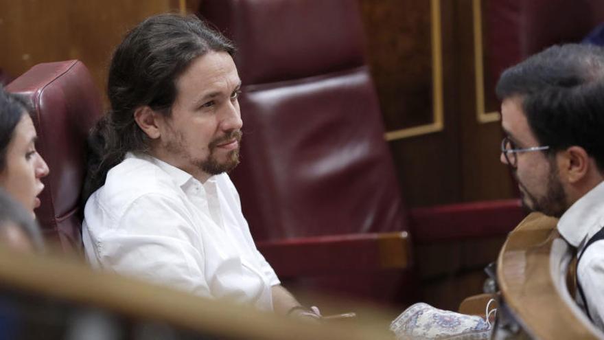 Iglesias conversa con Garzón.