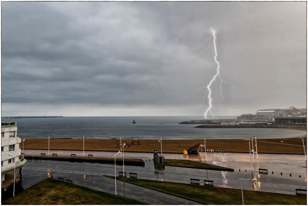 Espectacular tormenta con rayos en Gijón