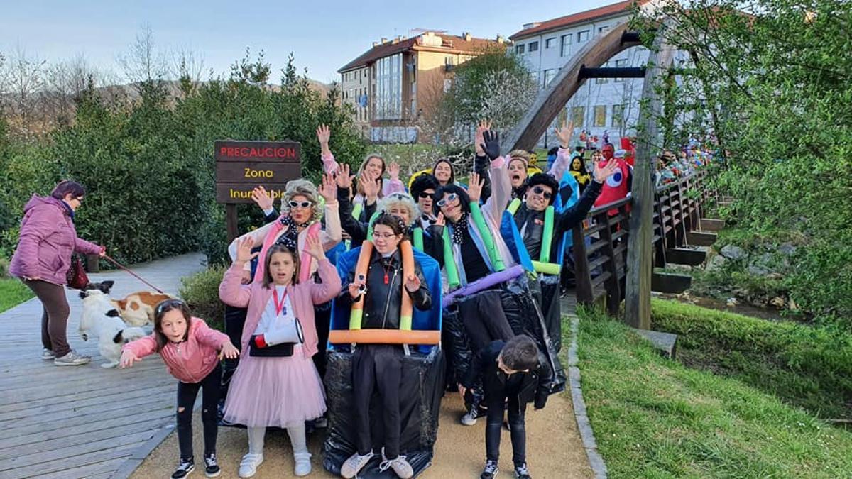 Participantes de anteriores ediciones del desfile de Carnaval en Salas.