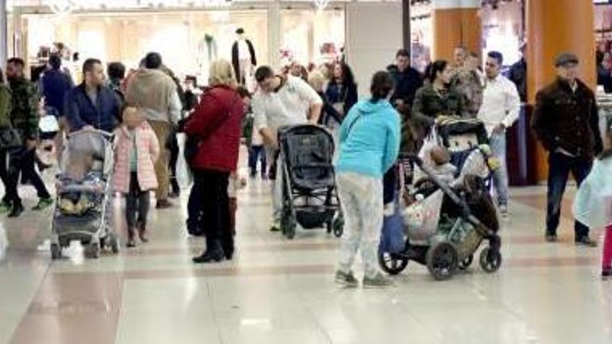 Imagen de archivo de un centro comercial en València.