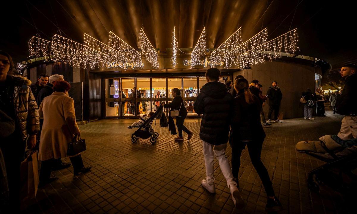 El comercio espera otra Navidad “buenísima”. Ambiente de ayer domingo día 15, con las tiendas abiertas.