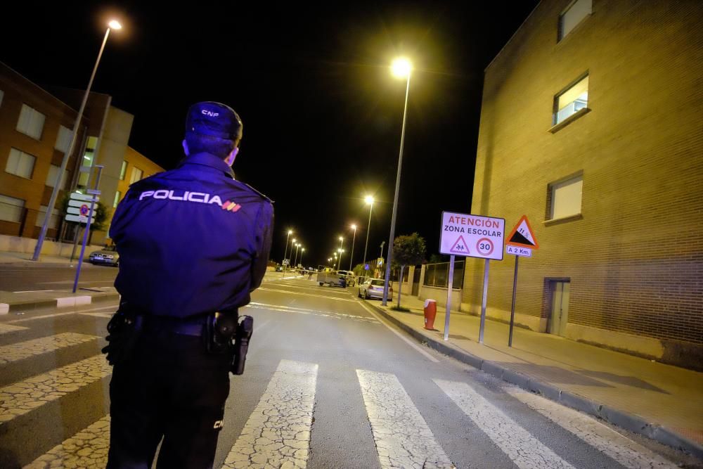 Un hombre dispara 5 veces a su pareja delante de su hijo en un colegio de Elda y se suicida