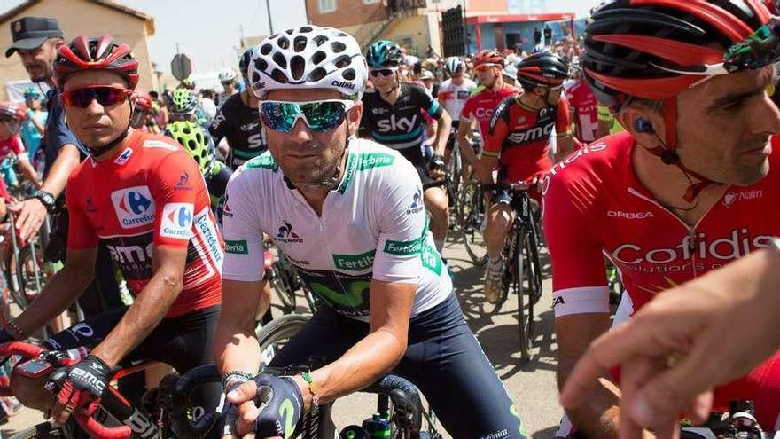 Alejandro Valverde, en el centro, junto a Darwin Atapuma antes de la salida de la etapa de Villalpando en el 2016.