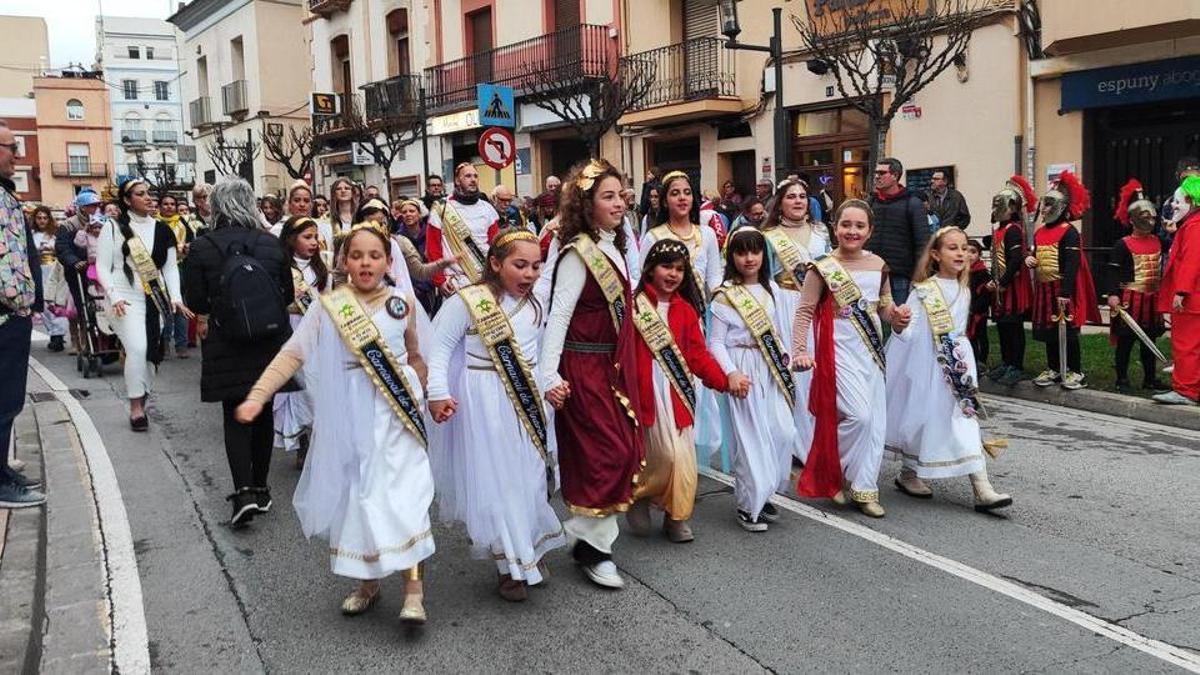 Desfile infantil y celebración de los funcionarios en el Carnaval de Vinaròs