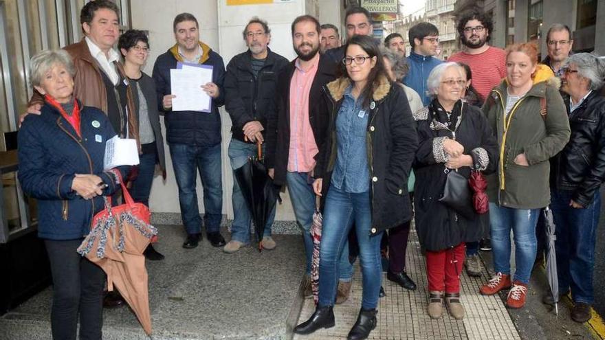 Representantes de los colectivos que presentaron el escrito en Costas. // Rafa Vázquez