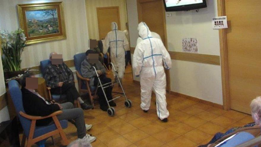 Imatge recurs de membres de l&#039;Exèrcit a l&#039;interior de geriàtric de la Pobla de Segur que han desinfectat com a prevenció davant el coronavirus, el 25 de març de 2020