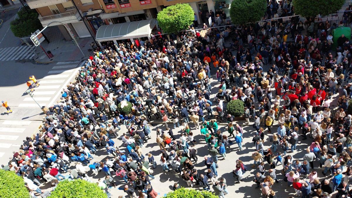 Las 'mascletaes' de Alzira concentran a miles de personas.