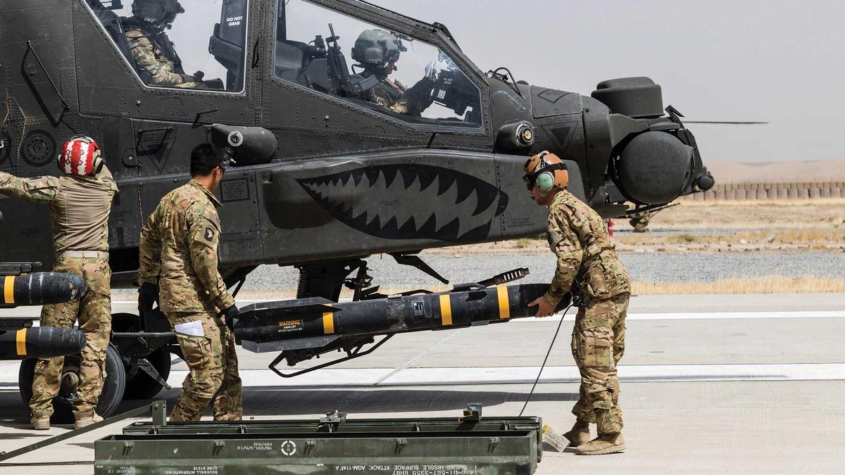 Misil AGM Hellfire, montado en un helicóptero apache por militares norteamericanos