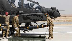 Misil AGM Hellfire, montado en un helicóptero apache por militares norteamericanos.