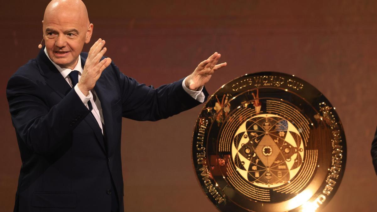El presidente de la FIFA, Giani Infantino, presenta el trofeo durante la ceremonia del sorteo de la Copa Mundial de Clubes de la FIFA 2025.