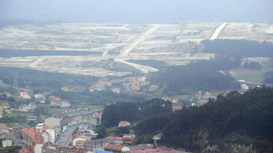 Vilarrodís en primer término y al fondo, las parcelas vacantes en el proyectado polígono de Morás. carlos pardellas