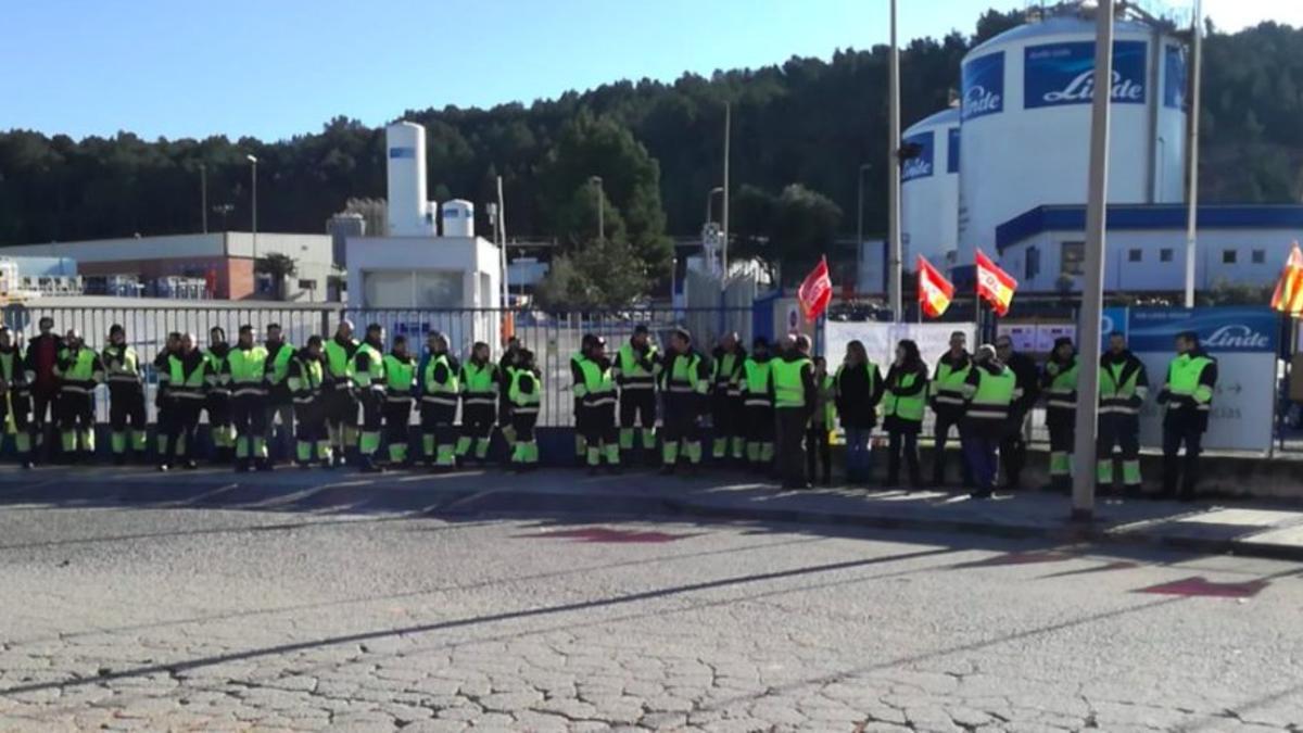 Trabajadores de Abelló Linde a las puertas de la planta de la empresa en Rubí