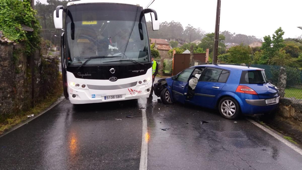 El accidente ocurrió en la EP-1301, en una zona estrecha y de curvas.