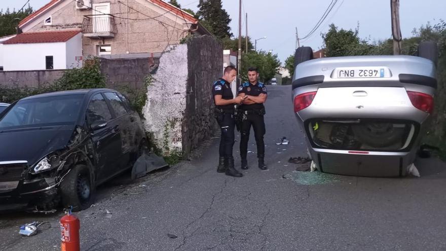 Un herido al volcar con su coche, causar daños a otros tres y derribar un poste en Vilagarcía