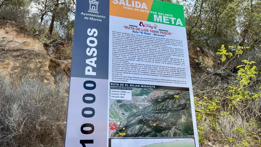 Cartel informativo sobre la nueva ruta de 10.000 pasos entre las pedanías de Beniaján y Torreagüera