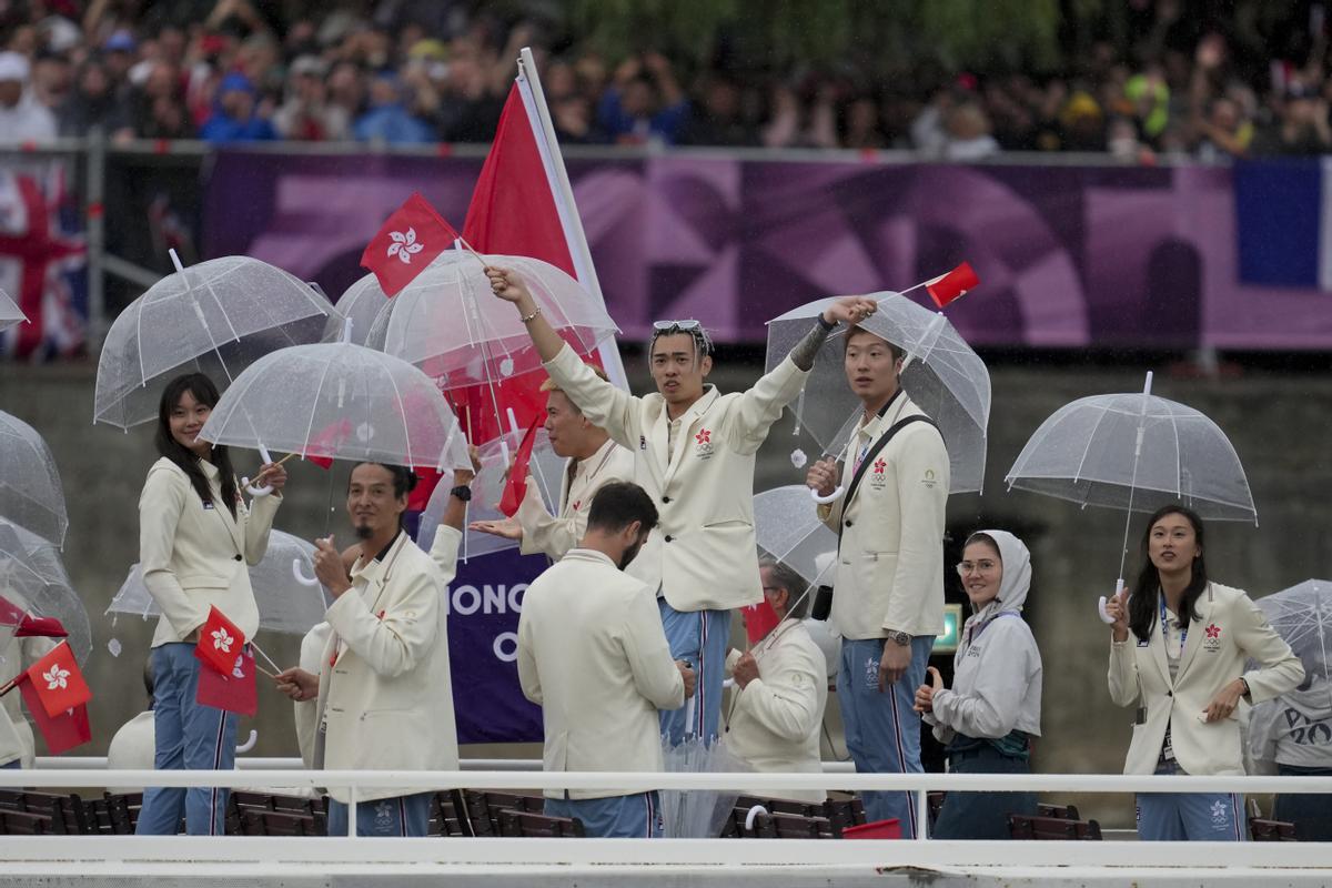 Atletas de Hong Kong viajan en barco por el río Sena en París, Francia, durante la ceremonia de apertura de los Juegos Olímpicos