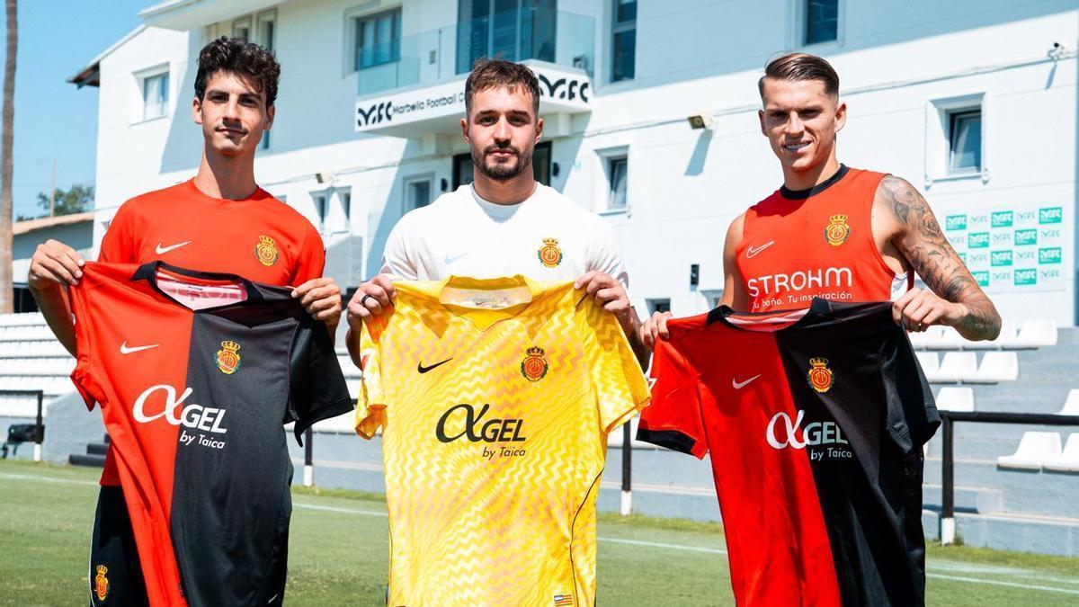 Roca, Tenas y Sala posan sobre el césped del Marbella Football Center.