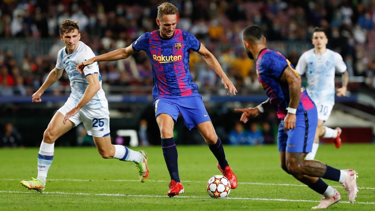 Luuk de Jong y Memphis durante el enfrentamiento ante el Dinamo de Kiev en el Camp Nou