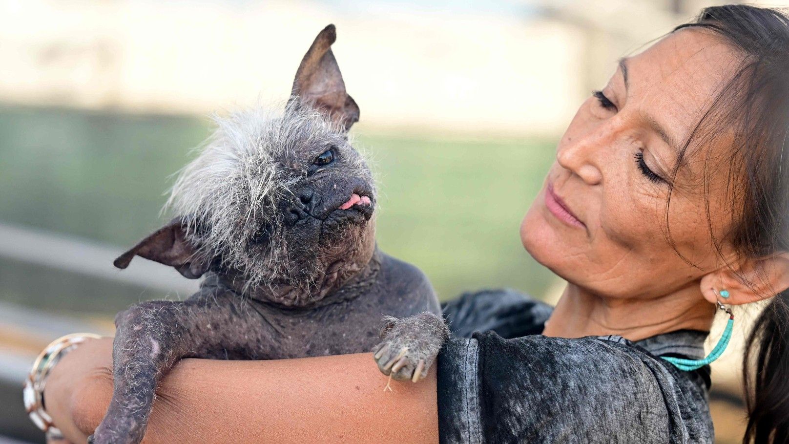 Jeneda Benally y su perro, Sr. Cara Feliz, durante el certamen para elegir al perro más feo del mundo celebrado en Petaluma (California, EEUU) este viernes