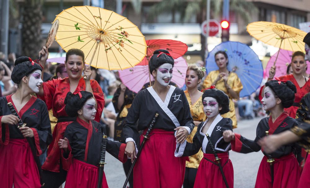 El desfile del Ninot deja momentos muy divertidos en las calles de Alicante