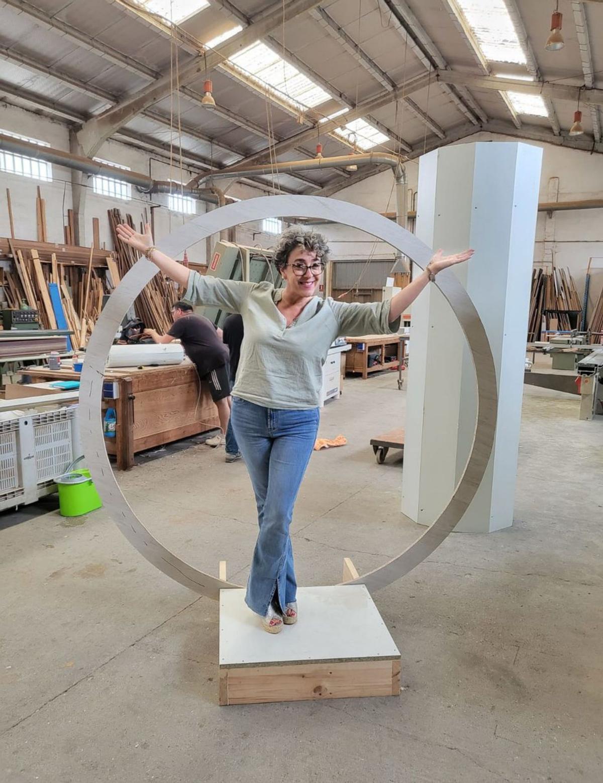 Isabel Cuervo, posando en un elemento de una de las construcciones que realizan para las galas de verano. | Tania Cascudo