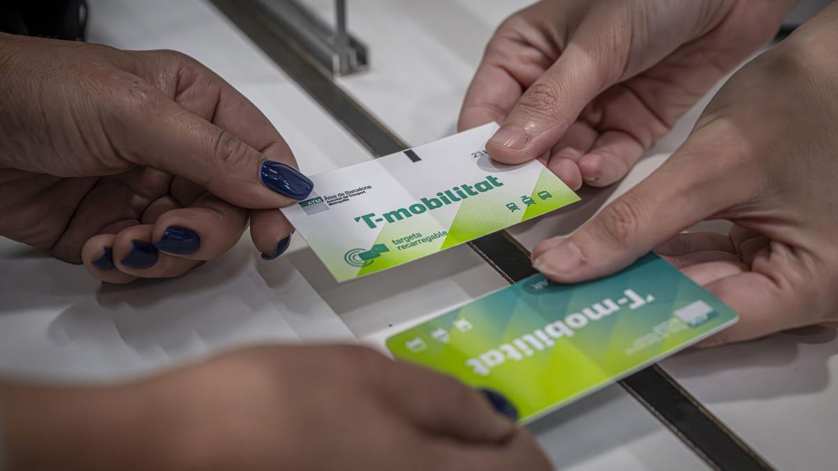 Usuario comprando la T-mobilitat.