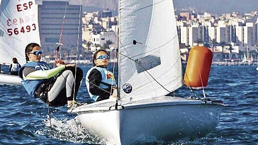 Neus Ballester y Andrea Perelló en regata en Palma.