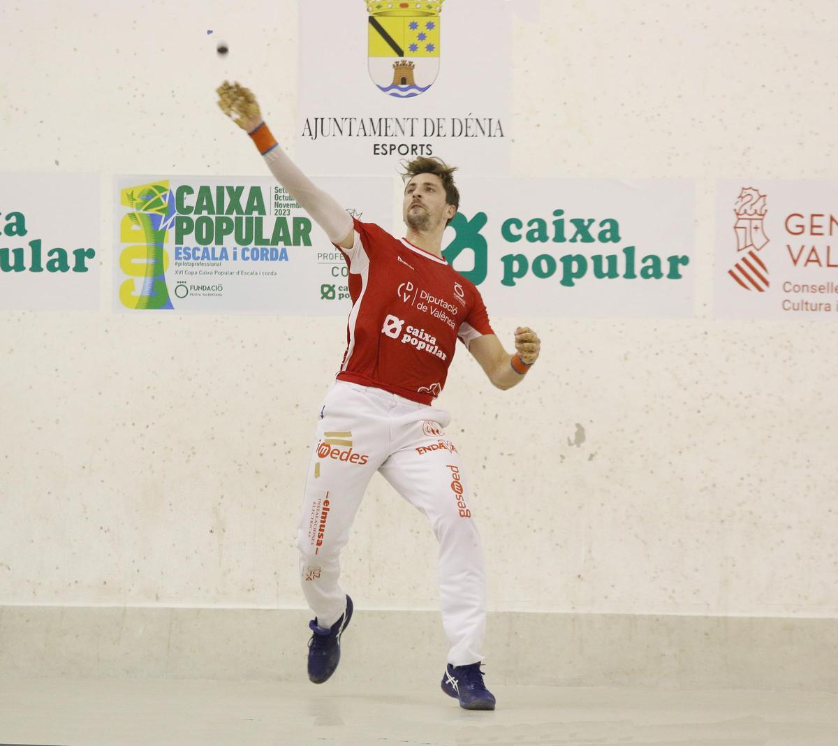 Puchol II va oferir els colps prohibits per a desenganxar-se inicialment per 40-15.