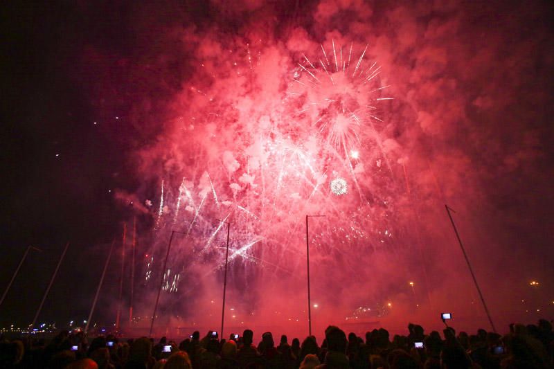 Mascletà Vertical nocturna en La Marina de València