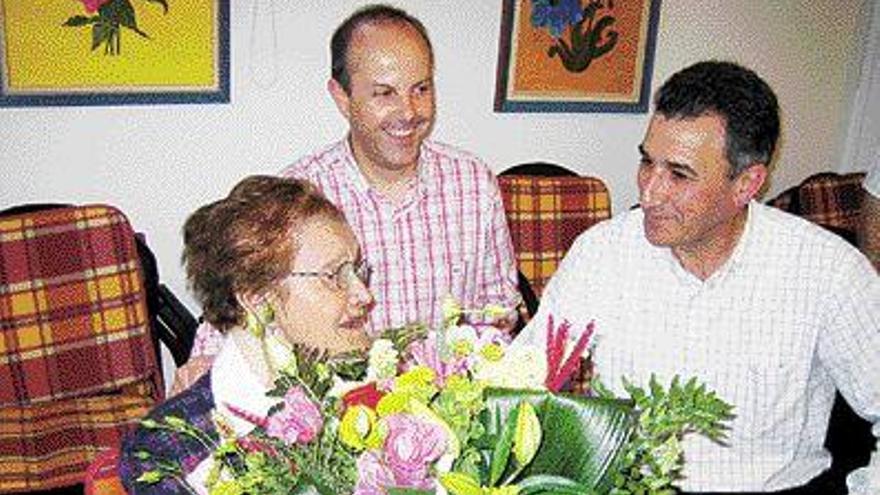 Angelines Pérez Fernández, de 101 años, con el ramo entregado por Manuel Álvarez. / E.G.