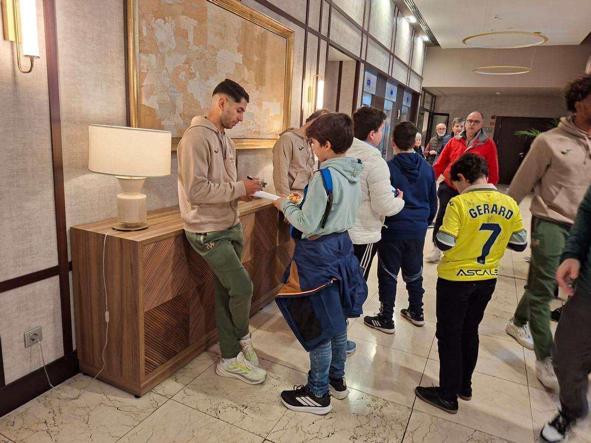 Ayoze Pérez firma un autógrafo en el hotel de concentración de Sevilla, antes del Betis-Villarreal.