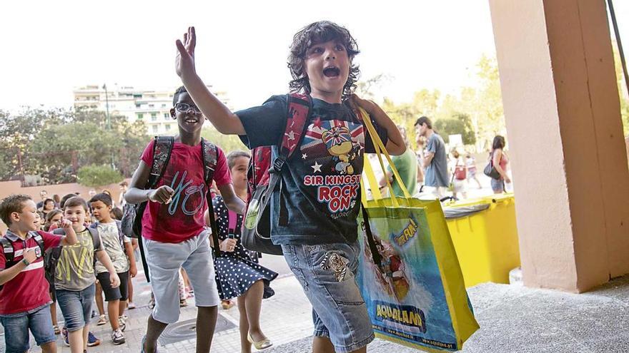 Niños regresando al colegio en el inicio de curso de septiembre del pasado año.