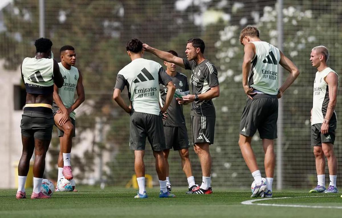 Xabi Alonso dirige una de las últimas sesiones del Real Madrid antes del inicio de Liga.