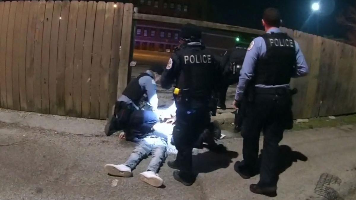 Un video de la Policía de Chicago muestra a un agente disparando fatalmente a Adam Toledo, de 13 años, cuando el niño tenía las manos en alto
