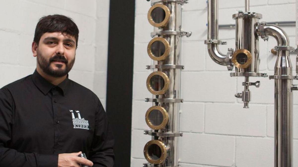 Sergio Carpio, en su destilería