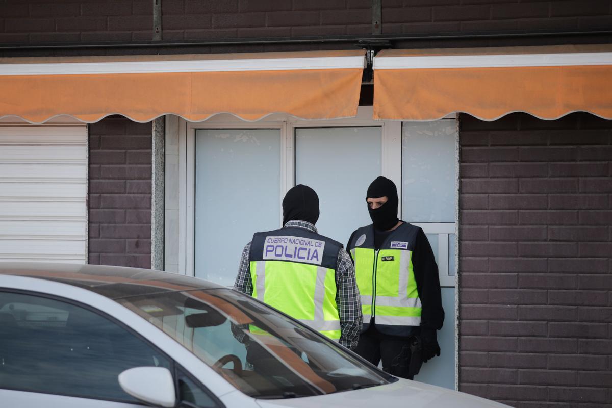 La Policia registra diversos despatxos oficials a Melilla per la investigació sobre compra de vots per correu el 28M