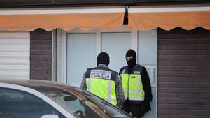 La Policia registra diversos despatxos oficials a Melilla per la investigació sobre compra de vots per correu el 28M