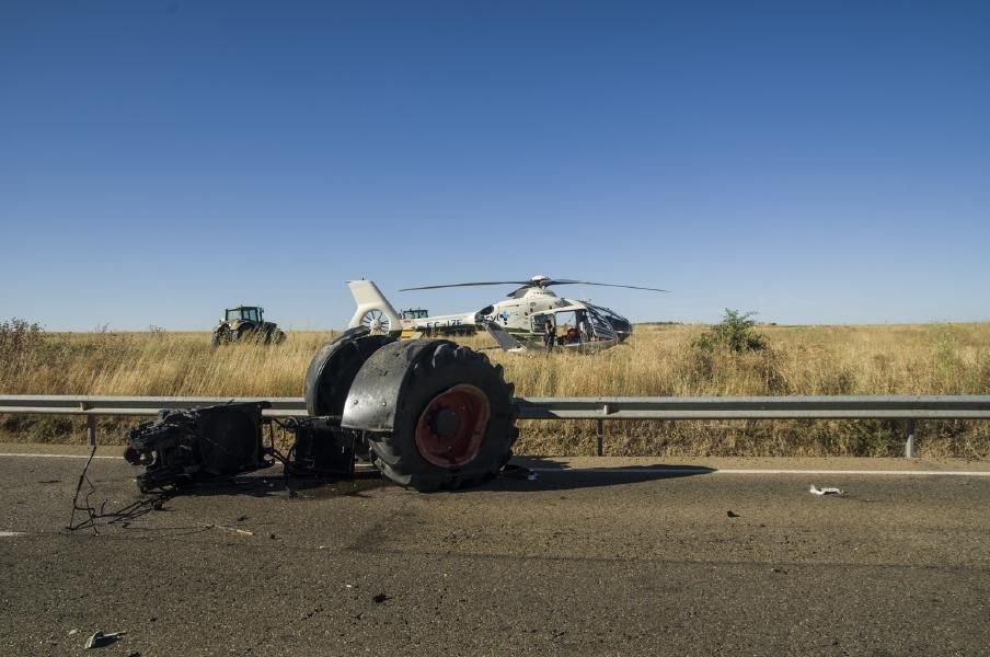 Accidente entre un autobús y un tractor en Fuentes