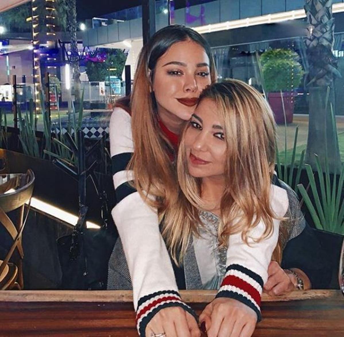 Danna Paola junto a su joven madre, Patricia Munguia