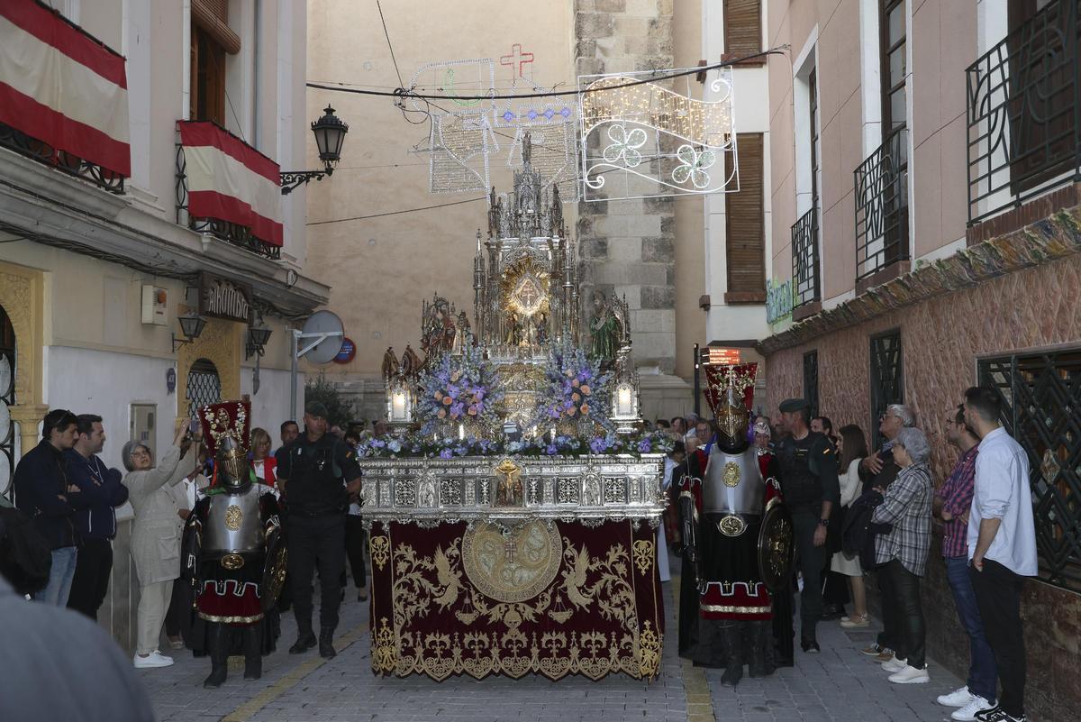 La custodia con la Vera Cruz camino al templete
