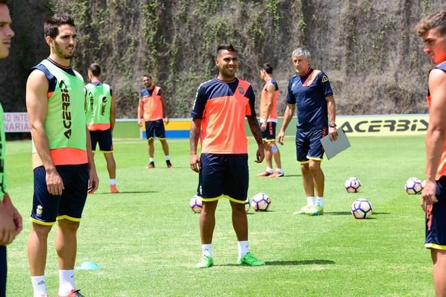 Entrenamiento de la UD Las Palmas en Barranco ...