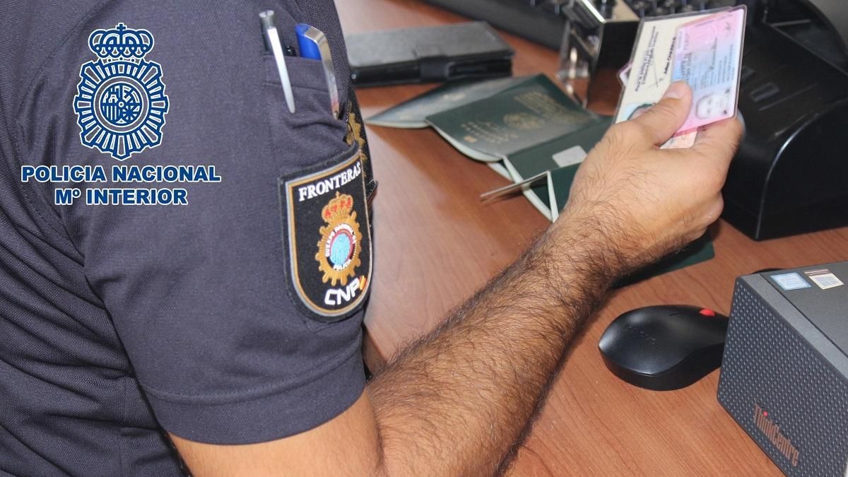 Un agente comprueba un pasaporte en un puesto fronterizo.
