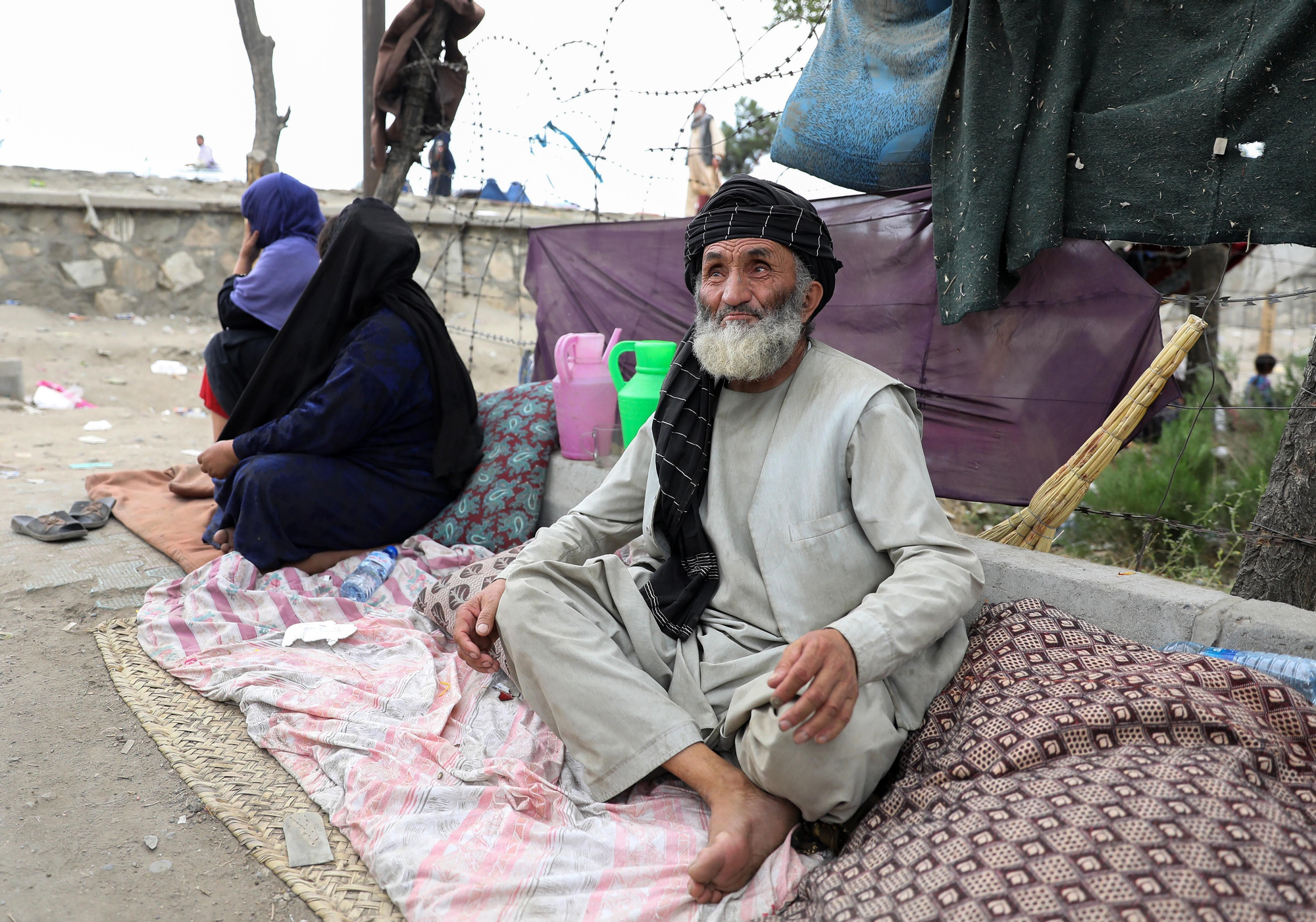 Miles de personas abandonan Kabul ante la llegada de los talibanes