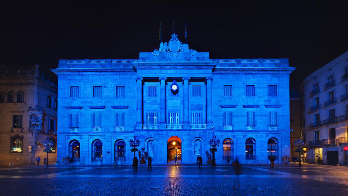 La sede del Ayuntamiento de Barcelona iluminada de azul con motivo del Día del Autismo, en 2015.