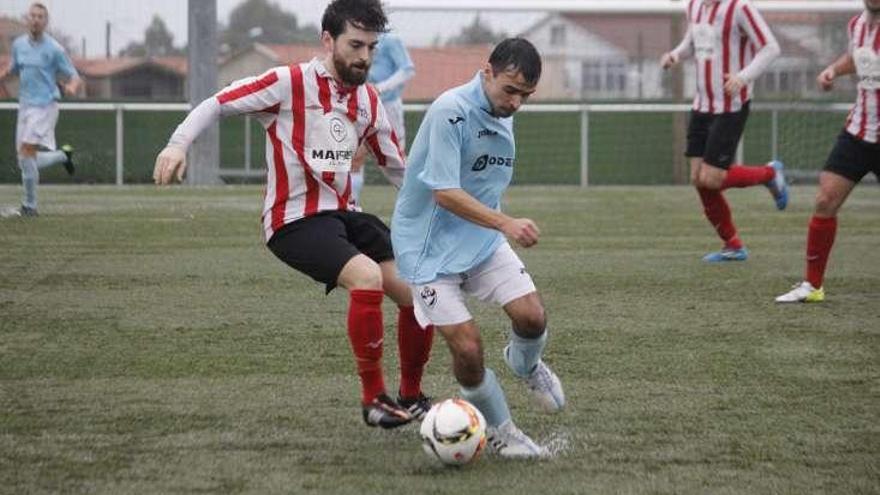 Un momento del choque de ayer en Beluso. // Santos Álvarez